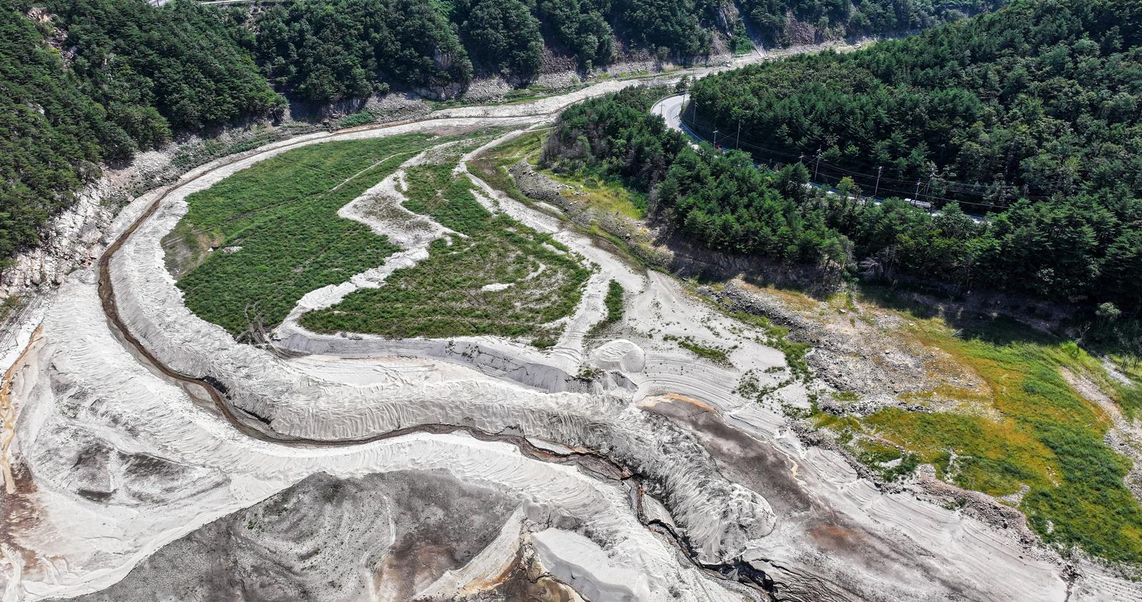 10일 오후 강원 강릉시 오봉저수지가 바짝 말라붙어 바닥을 드러내고 있다. 2025.9.10 뉴스1