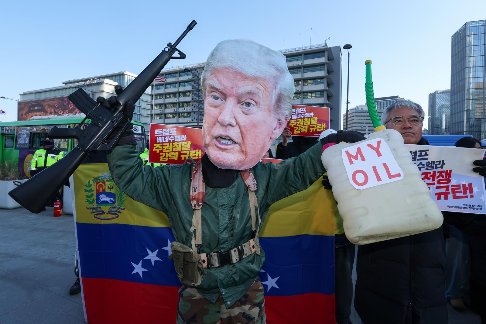 트럼프 미국 대통령 가면을 쓴 참가자가 5일 서울 종로구 주한미국대사관 앞에서 트럼프 1년 규탄 국제민중공동행동 조직위원회 주최로 열린 ‘트럼프 베네수엘라 침공 규탄 국제민중행동 긴급 기자회견‘에서 포즈를 취하고 있다. 2026.1.5 뉴스1