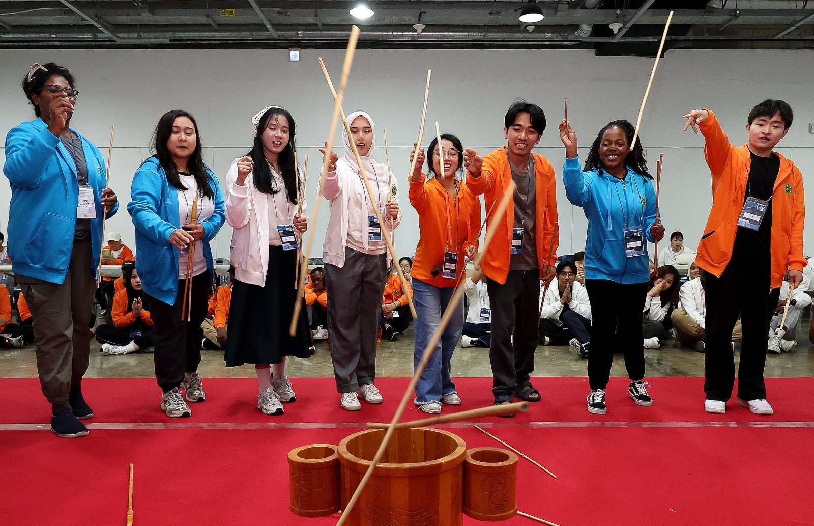 경북도는 지역혁신 중심 대학지원체계(RISE) 사업을 통해 외국인 유학생 3만 명 유치를 목표로 세웠다. 지난해 10월 경북 경산시 영남대 천마아트센터에서 외국인 유학생들이 투호 던지기를 하고 있다. 뉴시스