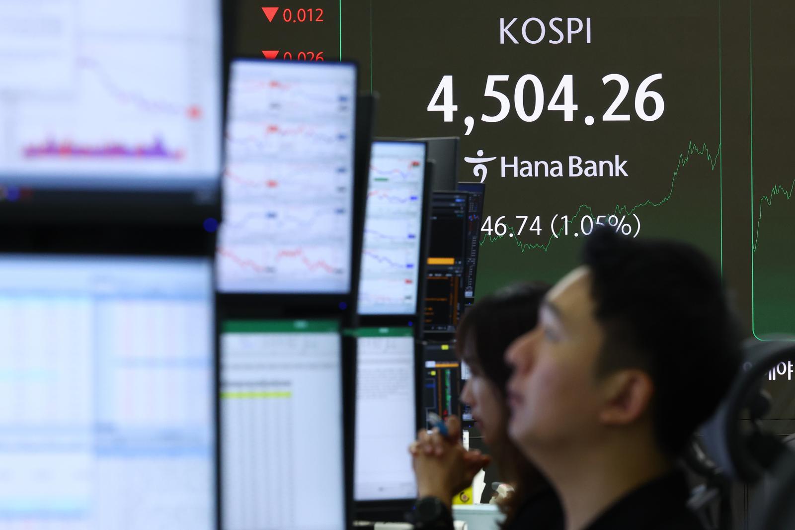 코스피가 4500선을 넘긴 6일 오후 서울 중구 하나은행 딜링룸 전광판에 지수가 표시돼 있다. 2026.01.06. 뉴시스