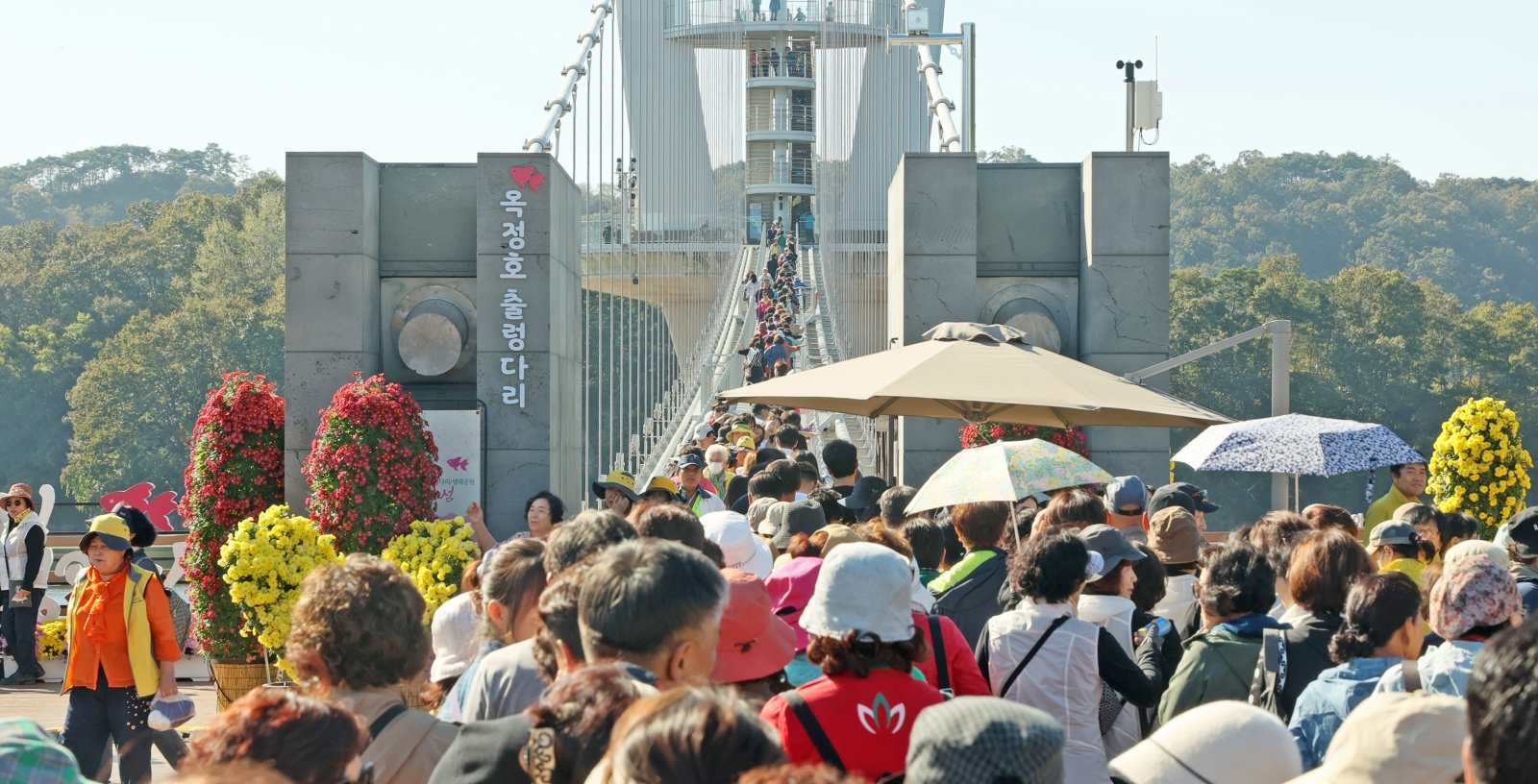 전북 임실군 옥정호 출렁다리를 찾은 관광객들이 붕어섬 생태공원으로 이어진 출렁다리 위를 오가고 있다. 임실군 제공