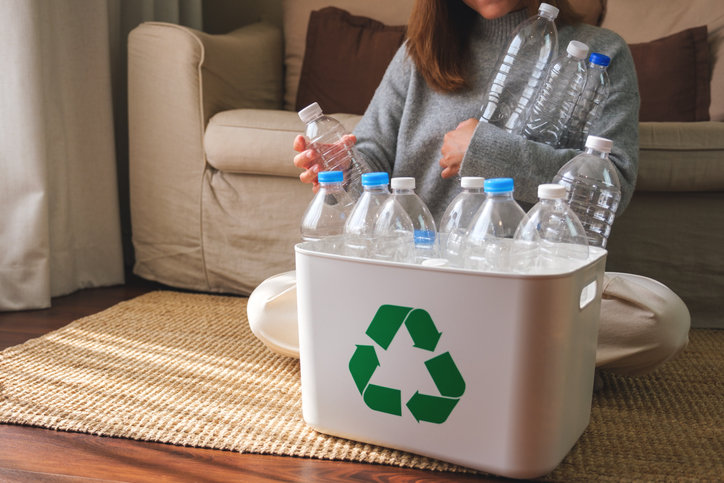 다 쓴 페트병을 활용하면 파스타 면이나 잡곡의 신선도를 유지하고 투명하게 잔량을 확인할 수 있어 식재료 관리가 용이해진다. 특히 페트병 입구를 활용한 봉지 밀폐 캡과 옆면을 절개한 달걀 보관함은 주방 공간 활용과 위생 측면에서 뛰어난 효율을 자랑한다. 사진=게티이미지뱅크.