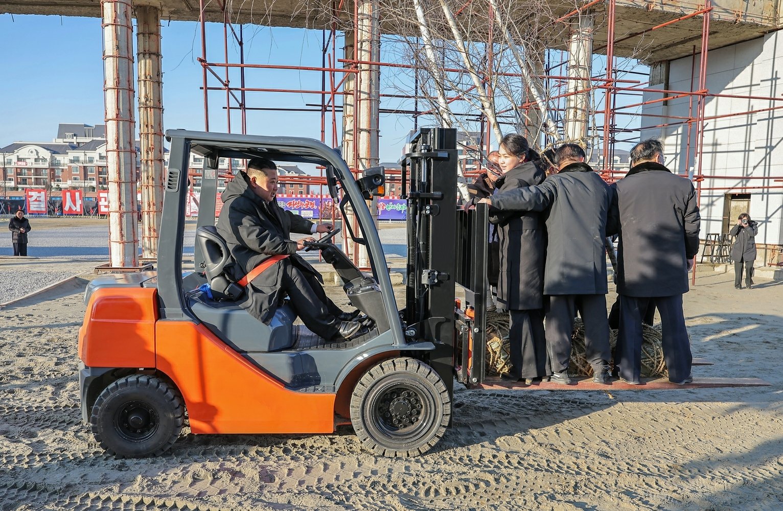 딸 싣고 지게차 운전한 김정은…주애와 함께 ‘삽질’도