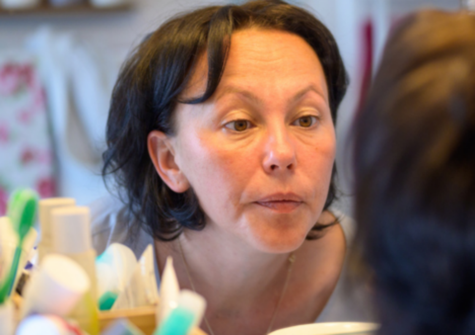 불독살은 노화, 자외선, 잘못된 자세(거북목) 등이 복합적으로 작용해 피부 근막층과 골격이 변하며 발생한다. 사진=게티이미지뱅크.