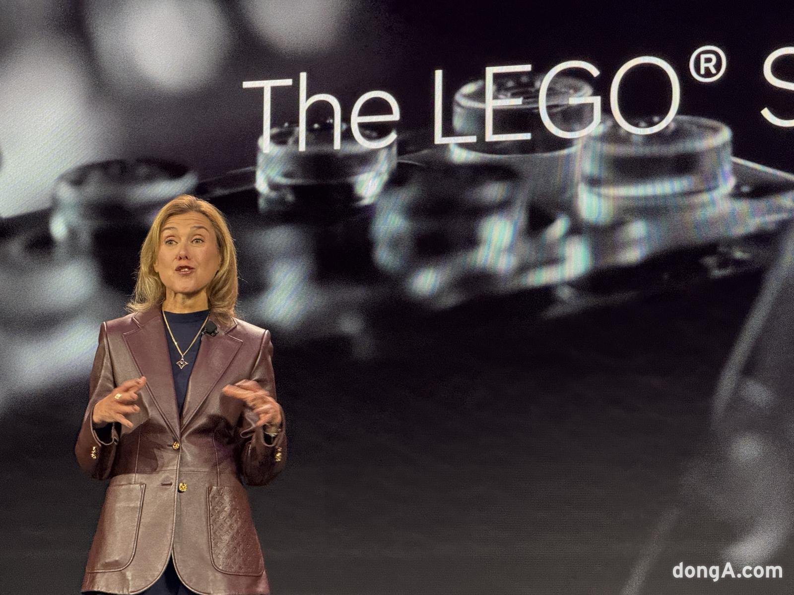 줄리아 골딘 레고 그룹 최고제품·마케팅책임자가 5일(현지시간) 미국 네바다주 라스베이거스 만델레이베이 컨벤션센터에서 사용자 조작 방식에 반응하는 ‘레고 스마트 플레이’를 소개하고 있다. 정진수 기자