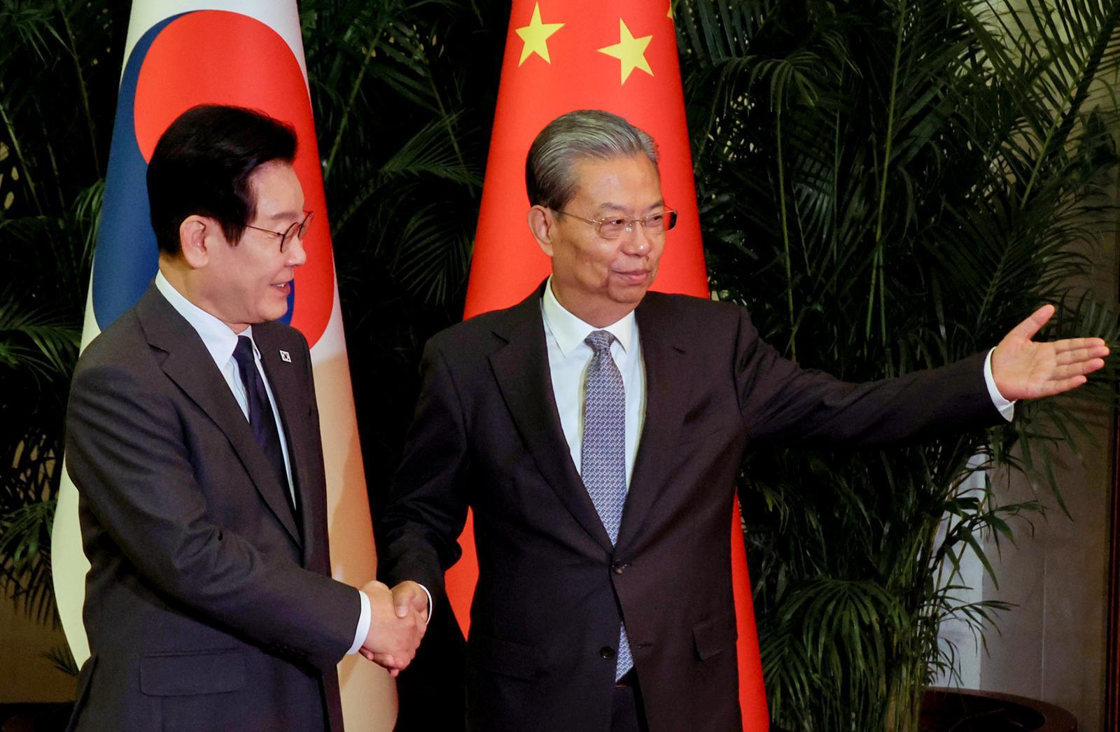 중국을 국빈방문 중인 이재명 대통령이 6일 베이징 인민대회당에서 자오러지 전국인민대표대회 상무위원장과 기념촬영을 마친 후 자리로 향하고 있다. 2026.1.6/뉴스1