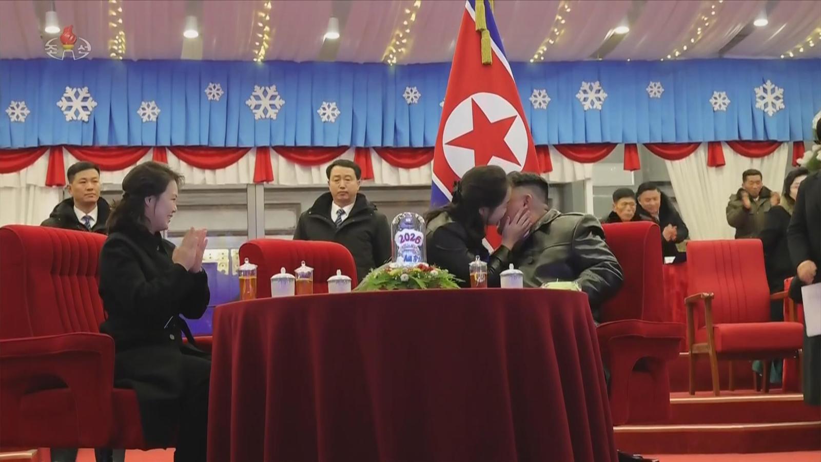 북한 조선중앙TV는 김정은 북한 국무위원장이 지난 1일 평양 5월1일경기장에서 열린 2026년 신년경축공연에 참석했다고 1일 보도했다. 이 자리에는 부인 리설주와 딸 주애가 함께했다. 뉴시스