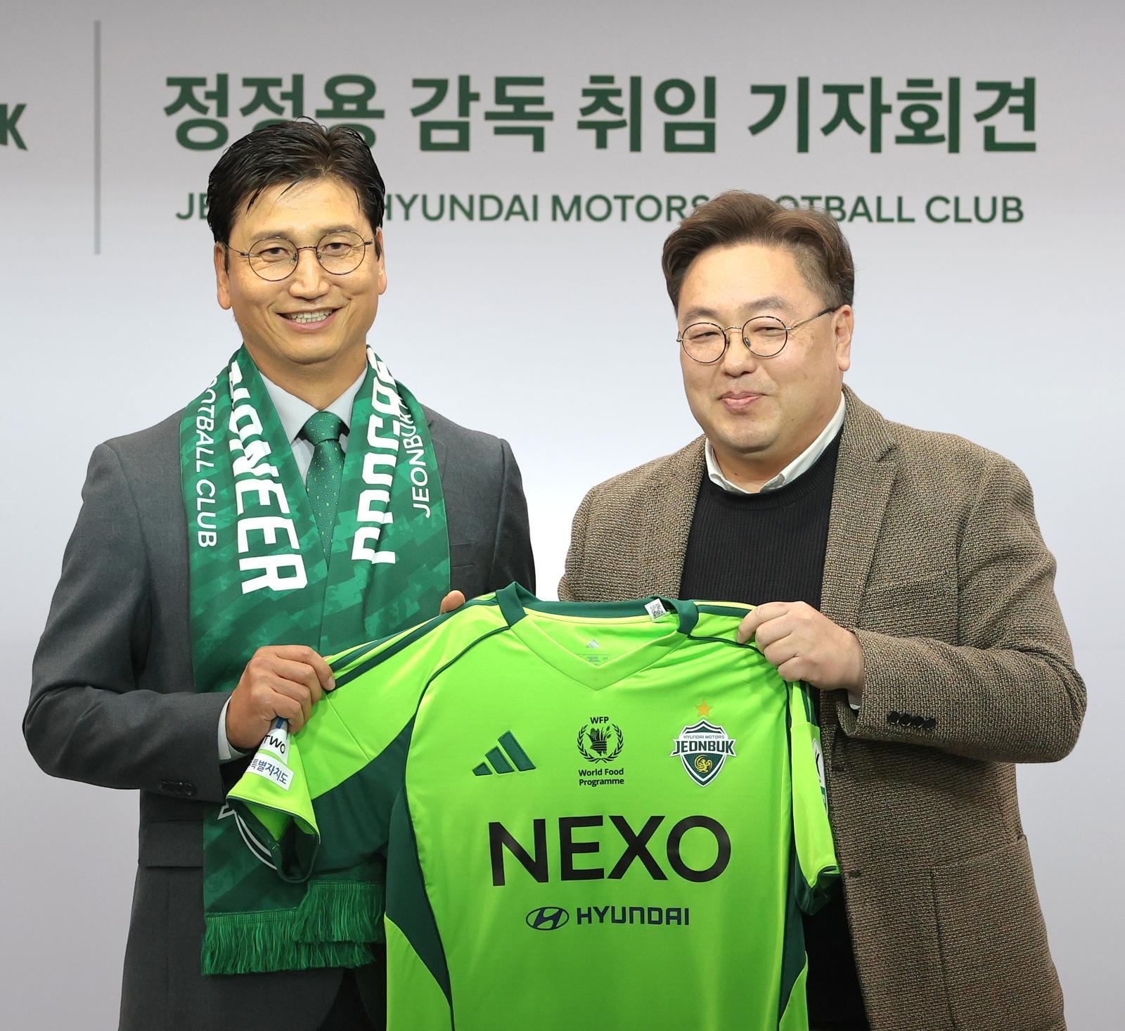정정용 전북현대모터스 FC 감독(왼쪽)이 6일 전북 전주시 전주월드컵경기장에서 열린 취임 기자회견에 앞서 이도현 단장에게 유니폼을 받고 있다. 2026.1.6/뉴스1