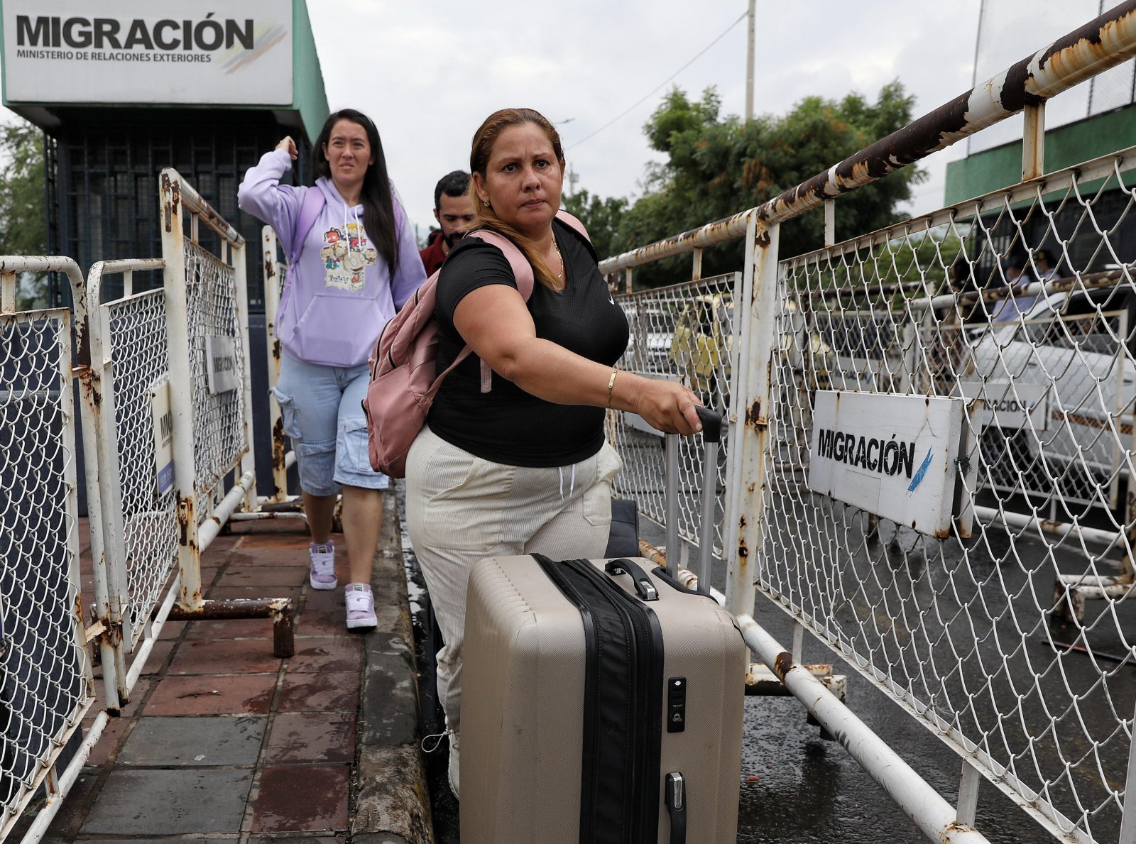 베네수엘라 혼란 피해 콜롬비아로 5일 베네수엘라 국민들이 육로 국경을 통해 이웃 콜롬비아의 비야델로사리오로 넘어가고 있다. 2013년 니콜라스 마두로 베네수엘라 대통령이 집권한 후 경제난, 강력범죄, 반대파 탄압 여파로 약 800만 명의 베네수엘라인이 해외로 도피했다. 비야델로사리오=AP 신화 뉴시스