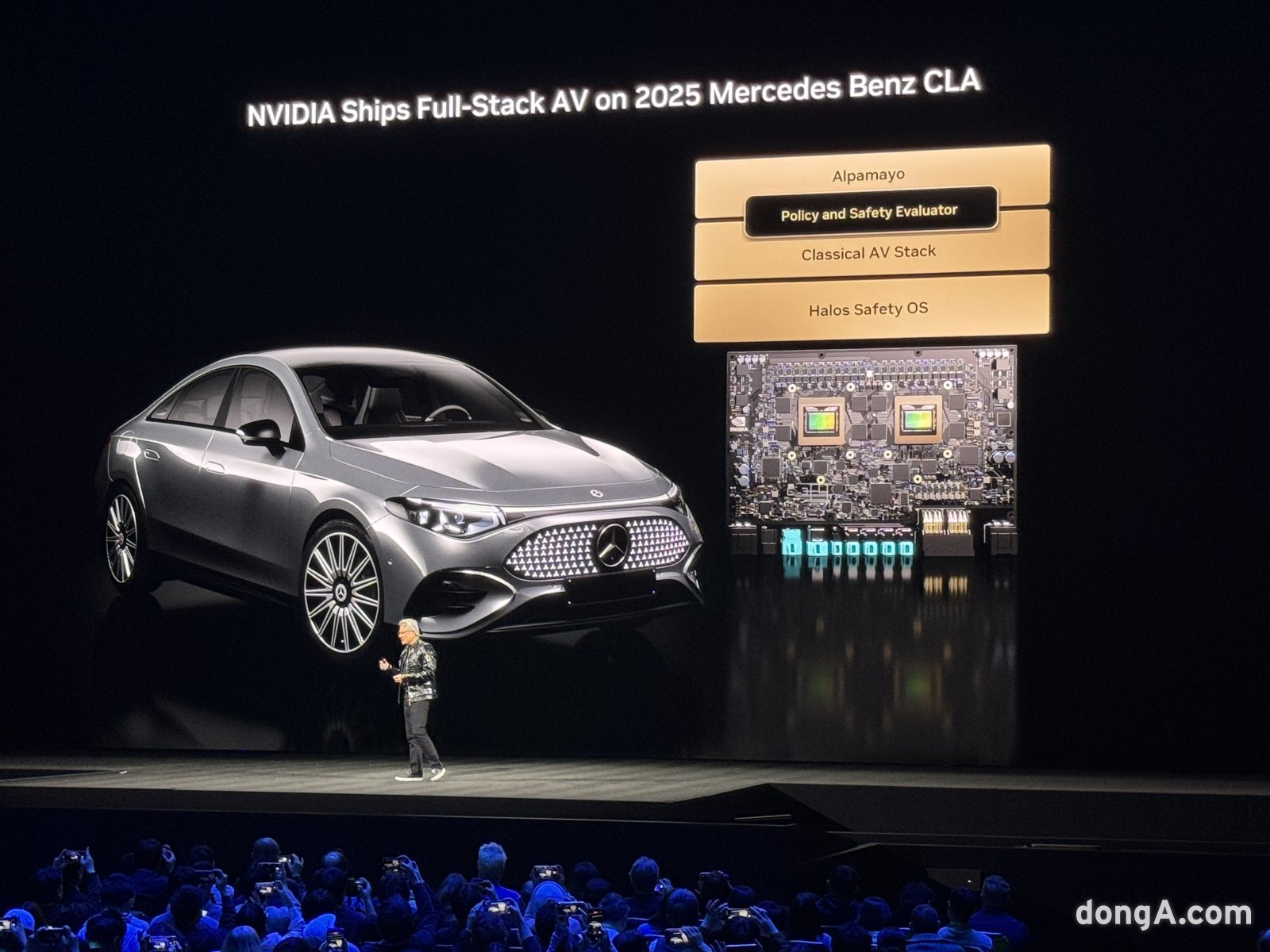 젠슨 황 엔비디아 CEO가 5일 CES 2026 언론 공개 행사가 열린 미국 네바다주 라스베이거스 폰테인블루에서 자율주행 기술을 소개하고 있다. 정진수 기자