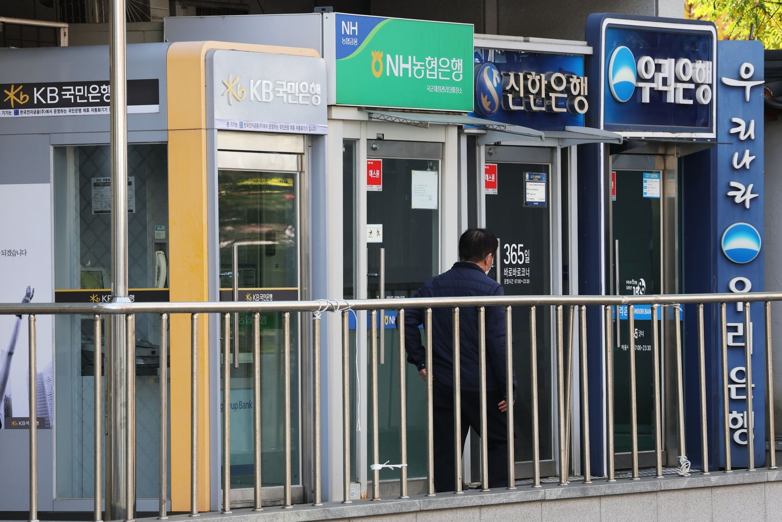 서울 용산구에 설치된 은행 ATM기를 시민들이 이용하고 있다. 2025.11.9/뉴스1