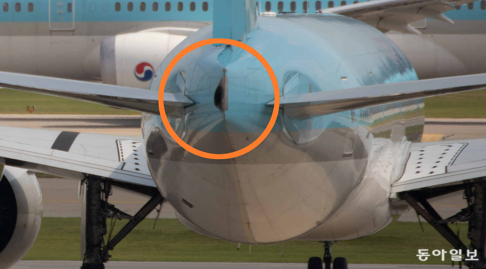 보잉 777 기종의 꼬리 부분에 달린 보조동력엔진(APU)의 배기가스 분출 구멍(원 안). 동아일보DB