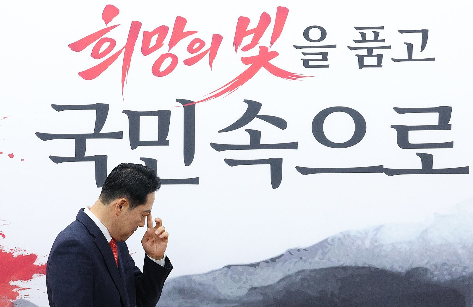 장동혁 국민의힘 대표가 5일 서울 여의도 국회에서 열린 야당탄압가짜뉴스감시특별위원회 임명장 수여식에서 생각에 잠겨 있다. 2026.1.5/뉴스1