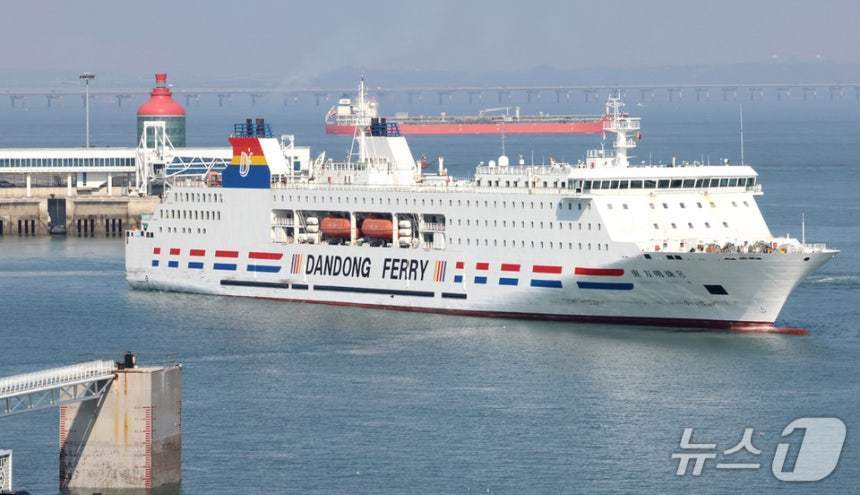 인천항 국제여객부두로 선사 단동훼리(단동국제항운유한공사)의 2만4748t급 카페리 ‘오리엔탈 펄 8호’가 입항하고 있다. 인천항만공사 제공