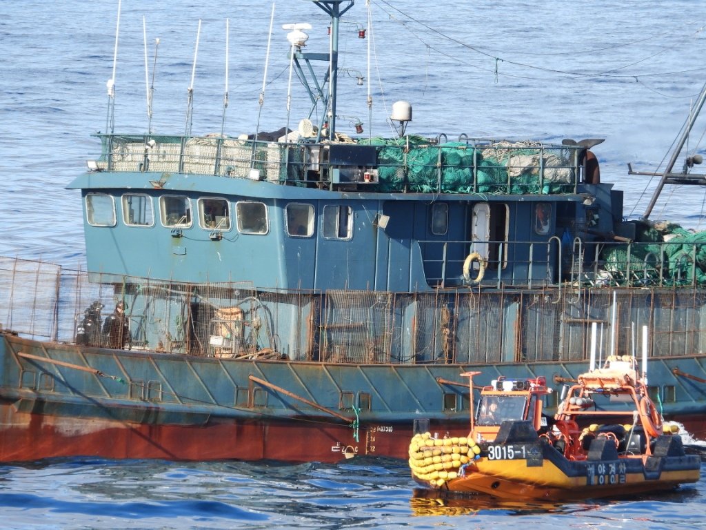 지난달 18일 오후 1시경 전남 신안군 가거도 인근 해상에서 불법 조업을 하던 300t급 중국 어선 2척이 해양경찰에 나포되고 있다. 해당 어선에는 해경의 접근을 막기 위한 철조망과 와이어 등이 설치돼 있다. 해양경찰청 제공