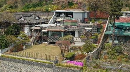 이음 1977은 한국 건축의 거장으로 불리는 김수근(1931∼1986)이 설계해 1977년 준공된 주택이다. 인천시는 최근 중구 송학동에 있는 ‘이음 1977’과 선린동 차이나타운의 옛 화교 점포인 ‘백년 이음’을 우수건축자산 1, 2호로 등록했다. 인천시 제공