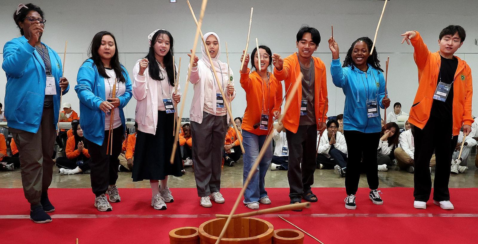 경북도는 지역혁신 중심 대학지원체계(RISE) 사업을 통해 외국인 유학생 3만 명 유치를 목표로 세웠다. 지난해 10월 경북 경산시 영남대 천마아트센터에서 외국인 유학생들이 투호 던지기를 하고 있다. 뉴시스 제공