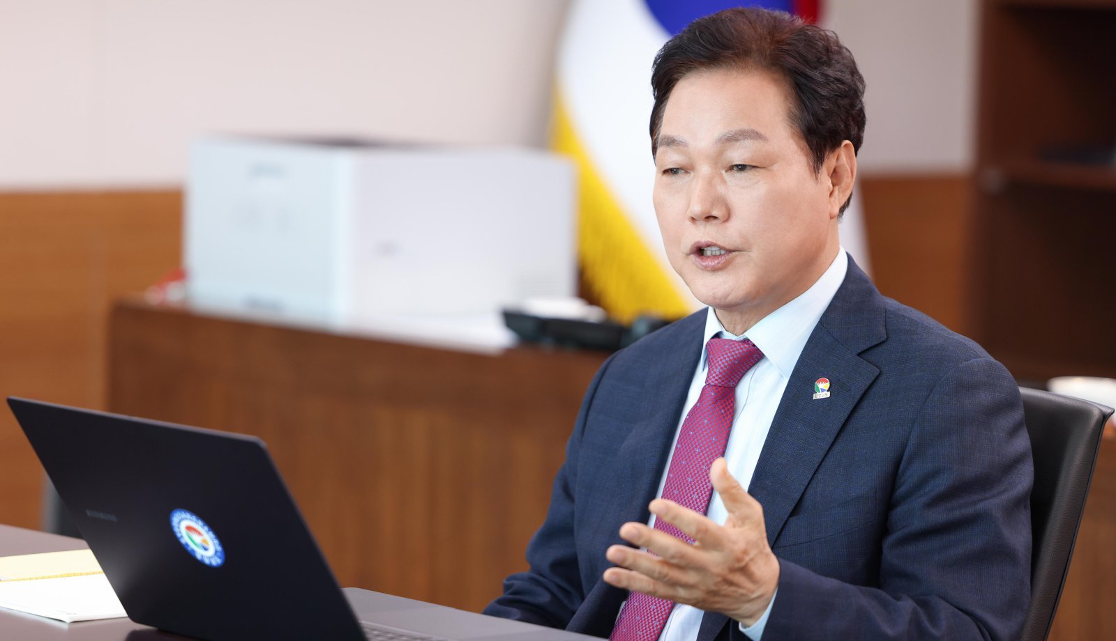 박완수 경남도지사가 6일 경남도청 집무실에서 동아일보 기자의 질문에 답하고 있다. 박 지사는 “남은 임기 동안 민생 분야에 정책 역량을 더욱 집중하겠다”고 밝혔다. 경남도 제공