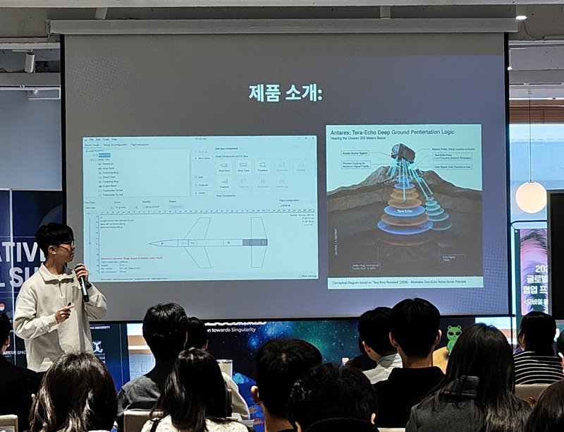 학생이 항공우주 분야의 혁신 제품을 소개하고 있다 / 출처=IT동아