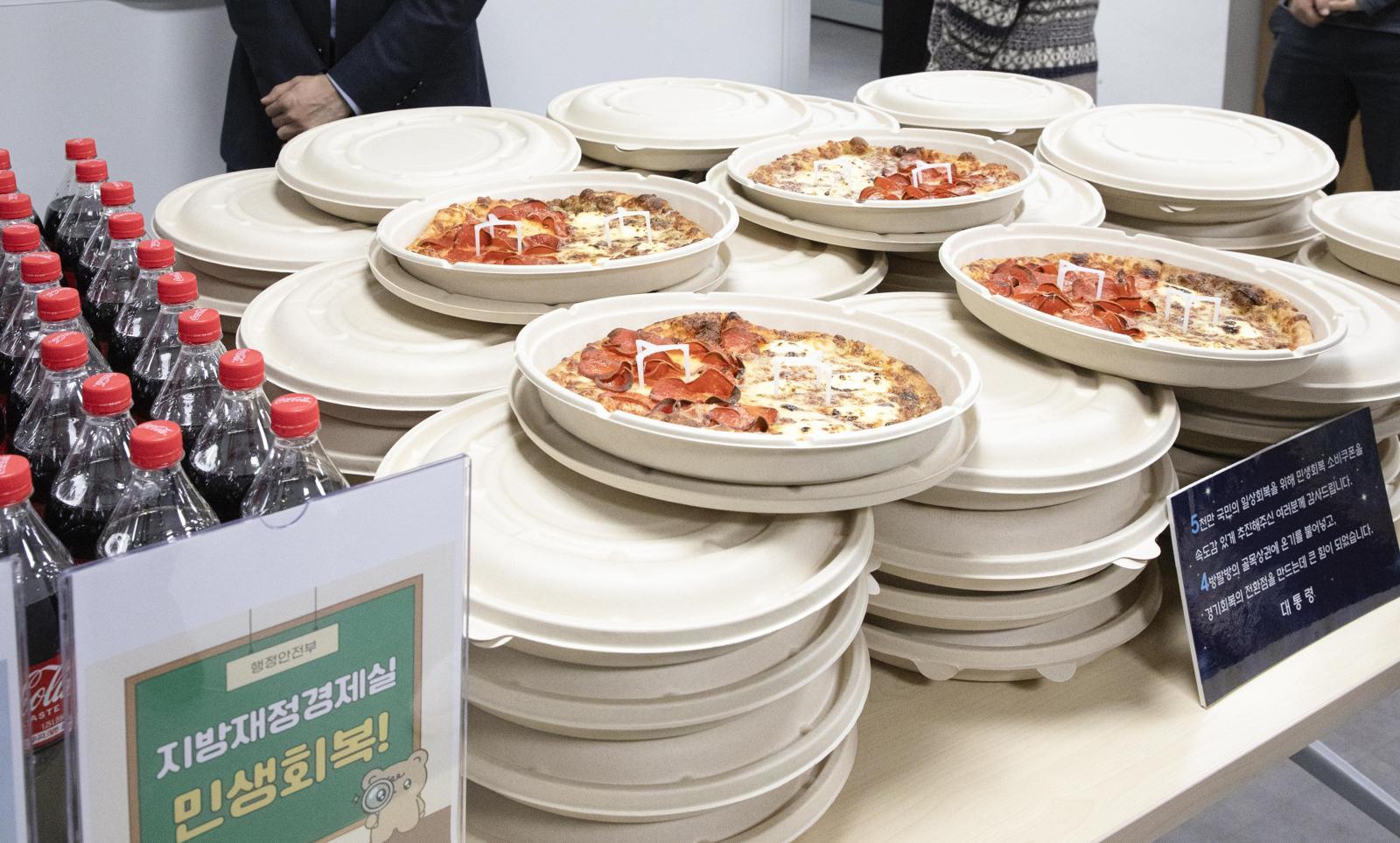 행정안전부는 6일 이재명 대통령이 민생회복 소비쿠폰을 전국민에게 차질없이 지급해 민생경제 회복에 기여한 행정안전부 지방재정경제실 직원에게 피자를 보내 직원들을 격려했다고 밝혔다. (사진=행정안전부 제공) 2026.01.06. 뉴시스