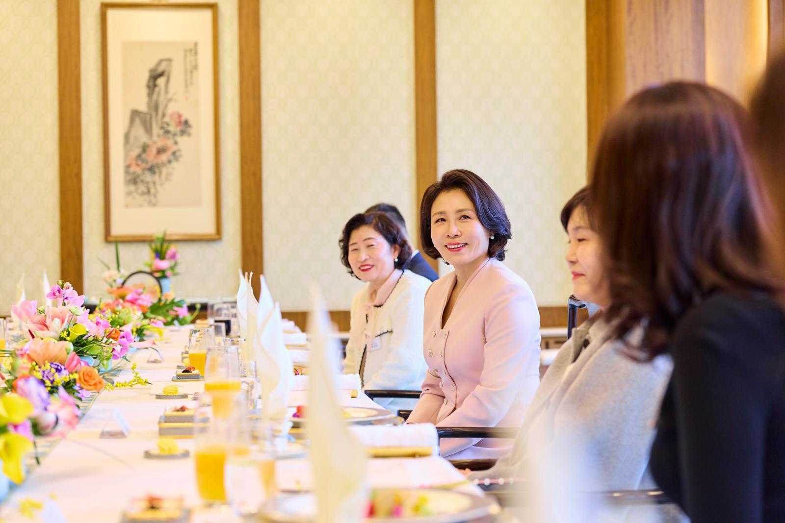 김혜경 여사가 6일 중국 베이징 조어대에서 열린 재중 한인 여성 활동가 초청 오찬간담회에서 발언을 듣고 있다. (공동취재) 2026.1.6/뉴스1