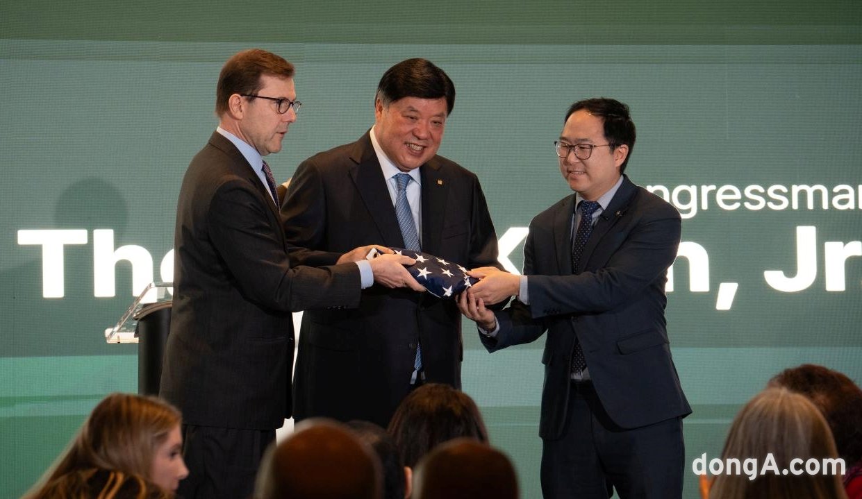 서정진 셀트리온그룹 회장(가운데)과 앤디 김(Andy Kim) 연방 뉴저지 상원의원(오른쪽), 토마스 킨 주니어(Thomas Kean Jr.) 연방 뉴저지 하원의원이 셀트리온 미국 브랜치버그 공장 개소식에서 기념촬영을 하고 있다.