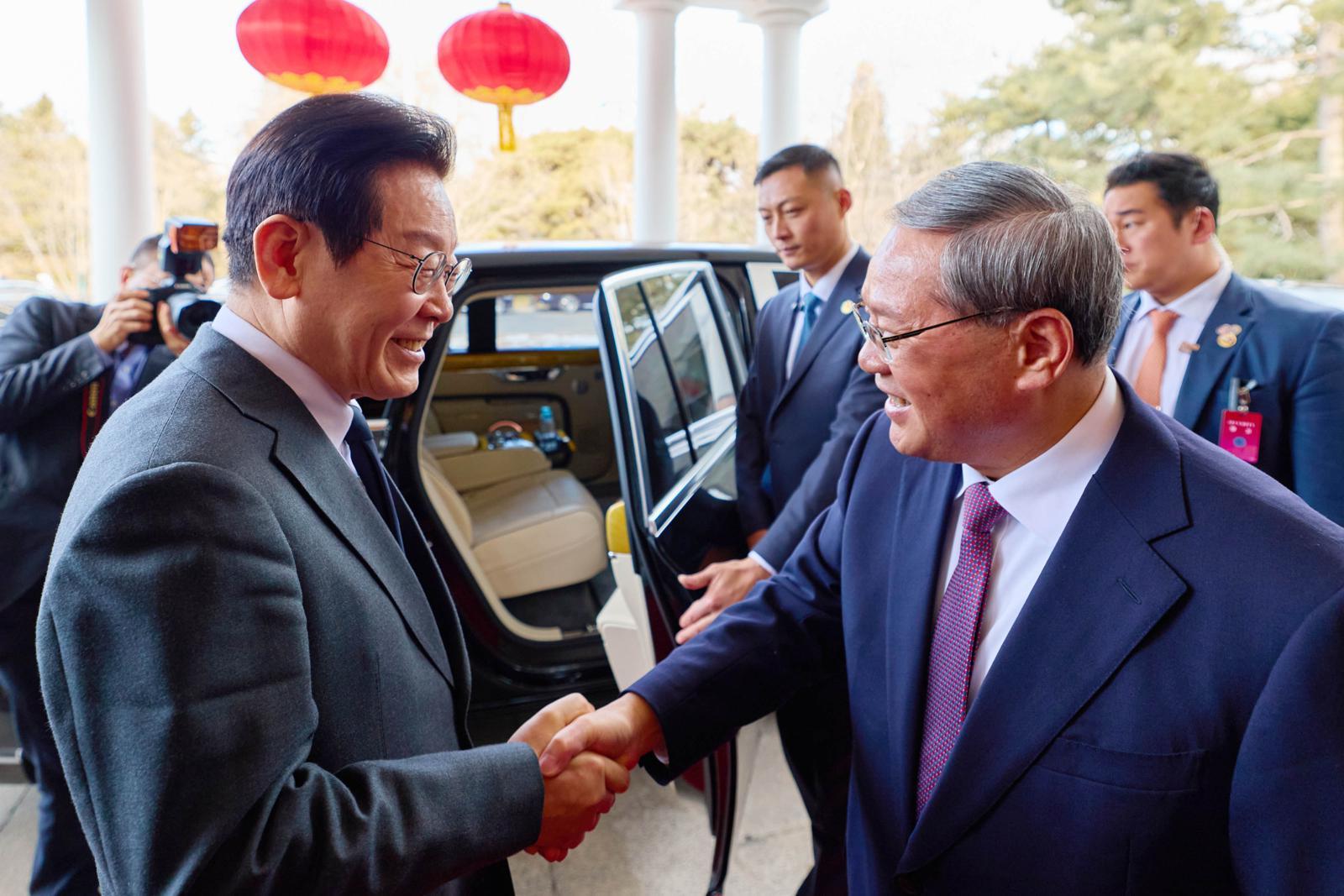 중국을 국빈 방문 중인 이재명 대통령이 6일(현지 시간) 베이징 조어대에서 리창 국무원 총리와 악수하고 있다. (공동취재) 2026.01.06. 뉴시스