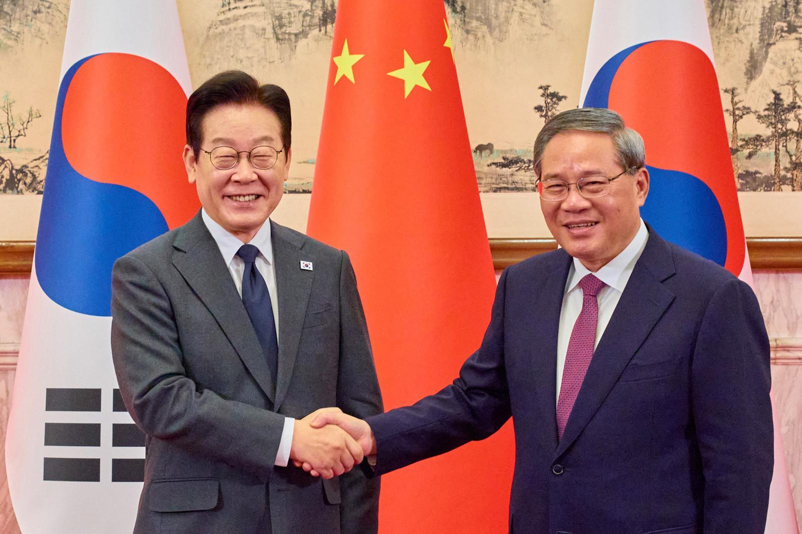 중국을 국빈 방문 중인 이재명 대통령이 6일(현지 시간) 베이징 조어대에서 리창 국무원 총리를 만나 기념촬영을 하고 있다. (공동취재) 2026.01.06. 뉴시스