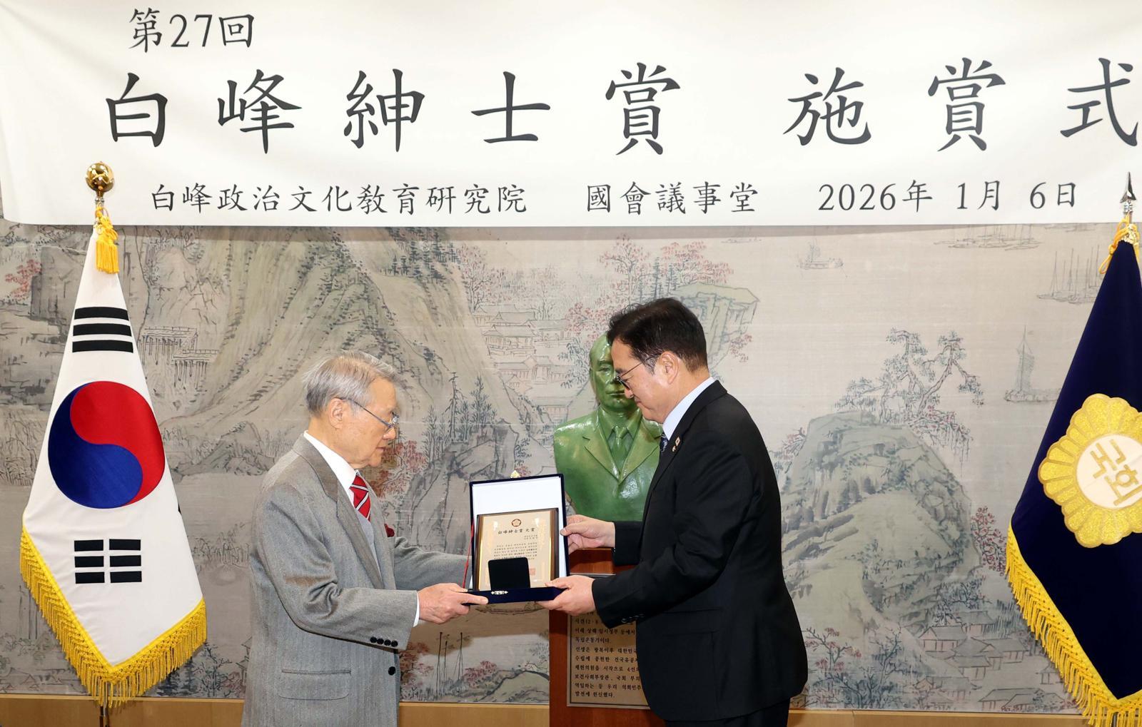 우원식 국회의장이 6일 오후 서울 여의도 국회에서 열린 제27회 백봉신사상 시상식에서 라종일(왼쪽) 백봉정치문화교육연구원 이사장에게 대상 상패를 전달받고 있다. 백봉신사상은 독립운동가이자 대한민국 임시의정원 의원, 제헌의원, 국회 부의장 등을 역임한 백봉 라용균 선생을 기리기 위해 1999년 제정된 상이다. 2026.01.06. 뉴시스