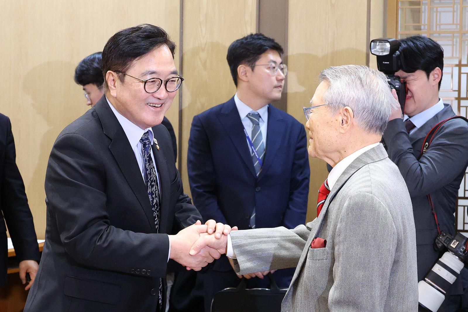 우원식 국회의장이 6일 서울 여의도 국회에서 열린 백봉 신사상 시상식에서 참석자들과 인사하고 있다. 2026.1.6/뉴스1