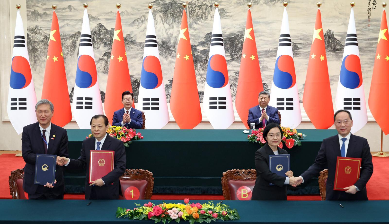 노재헌 주중대사(왼쪽부터)와 류웨이 중국 교통운수부 부장, 한성숙 중기부 장관과 리러칭 중국 공업정보화부 부장이 5일 베이징 인민대회당에서 이재명 대통령과 시진핑 국가주석이 참석한 가운데 각각 교통 분야 협력 및 중소기업과 혁신 분야에 관한 협약식을 하고 있다. 2026.1.5/뉴스1