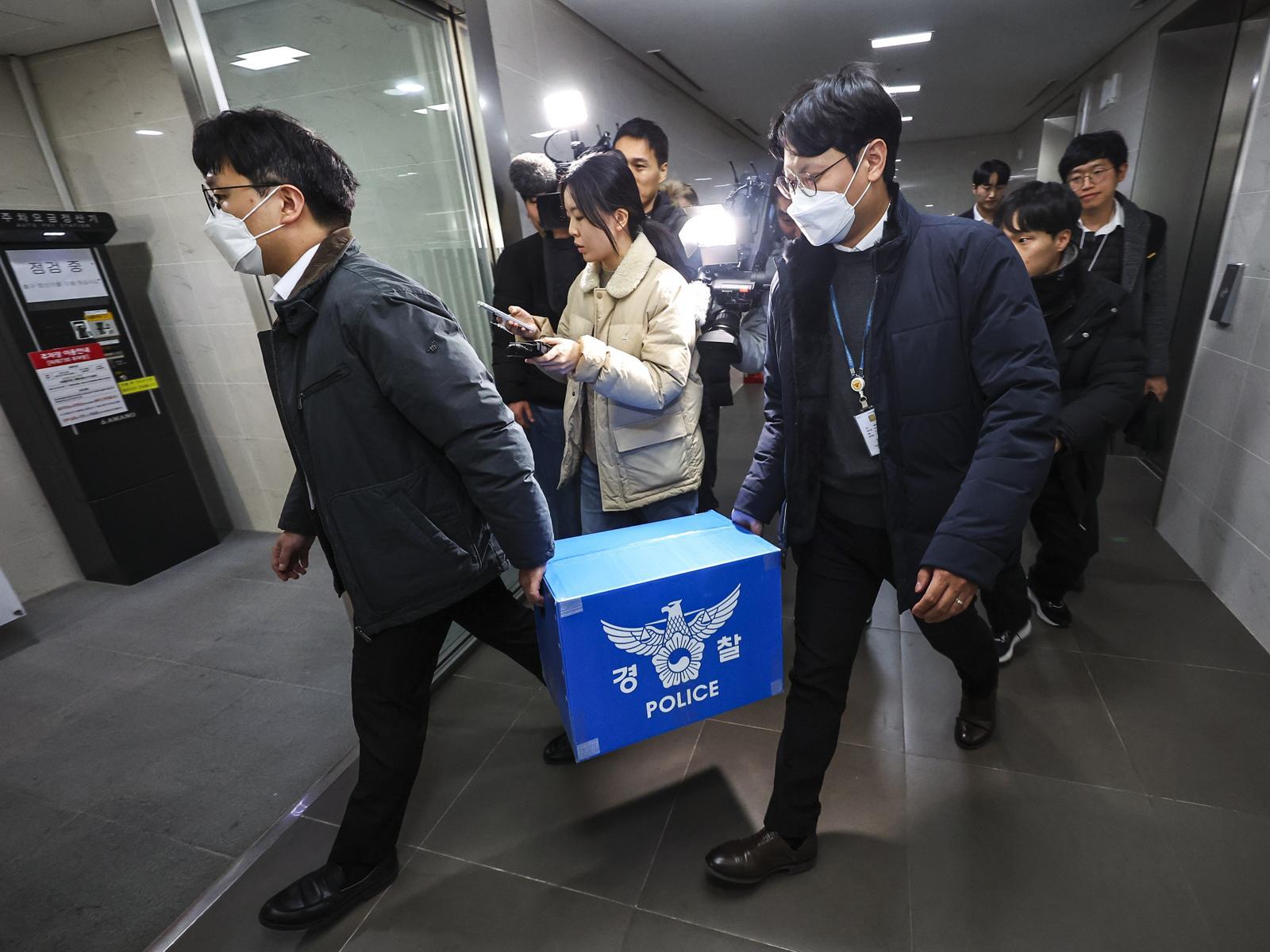 경찰이 대규모 개인정보 유출 사태를 빚은 쿠팡을 상대로 강제수사에 나선 9일 오후 서울 송파구 쿠팡 본사 사무실에서 압수수색을 마친 경찰들이 압수품을 옮기고 있다. (공동취재) 2025.12.9/뉴스1