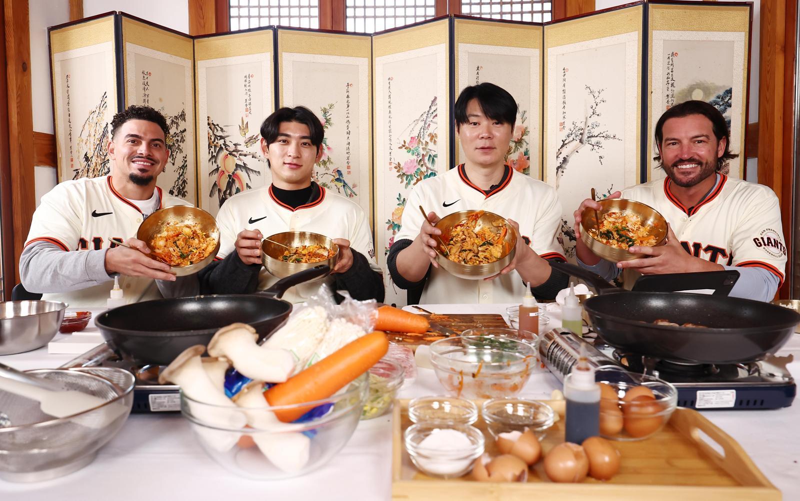 샌프란시스코 이정후(왼쪽에서 두 번째)와 토니 비텔로 감독(오른쪽), 윌리 아다메스(왼쪽)가 6일 각자 만든 비빔밥을 들어 보이고 있다. 최현석 셰프(오른쪽에서 두 번째)가 이들의 요리를 도왔다. 뉴시스