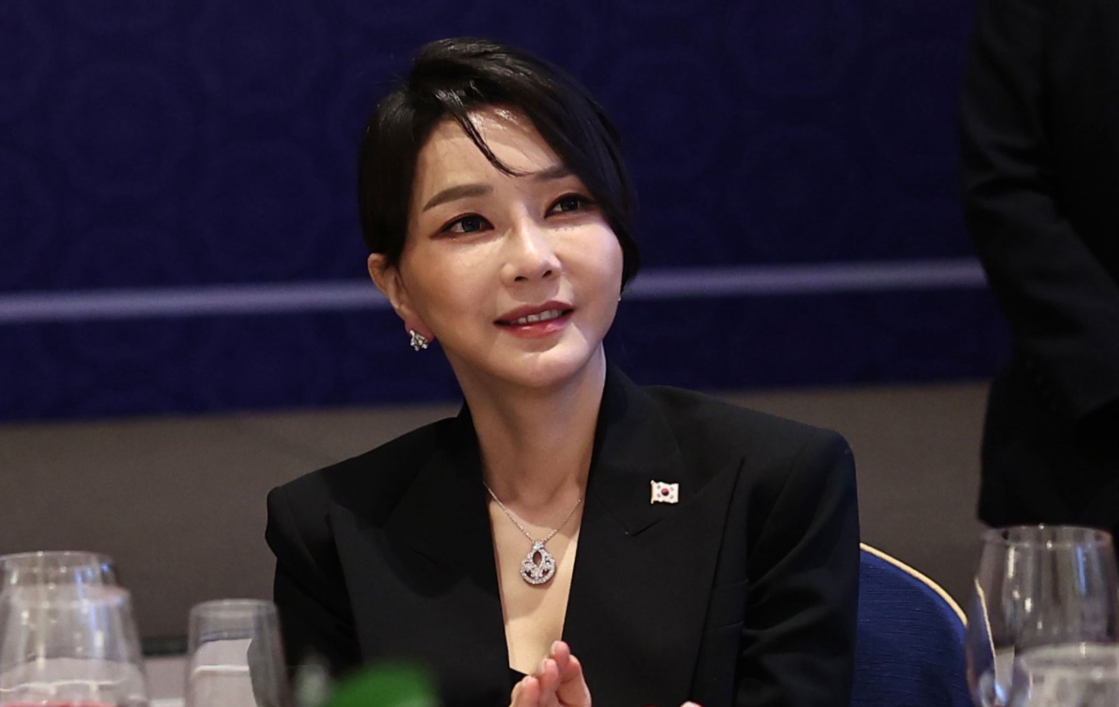 김건희, ‘반클리프’ 목걸이 받고 “아주 예뻐, 도와드릴 것 없나”