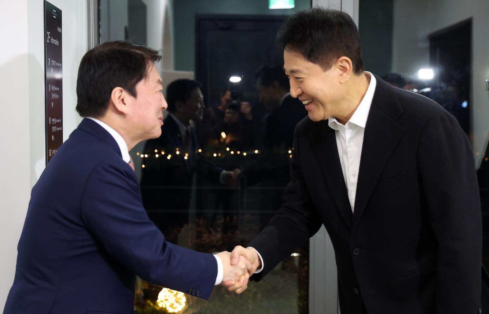 오세훈 서울시장과 안철수 국민의힘 의원이 6일 서울 용산구 서울시장 공관에서 만찬회동을 하기 앞서 인사를 나누고 있다. (공동취재) 2025.01.06. 뉴시스