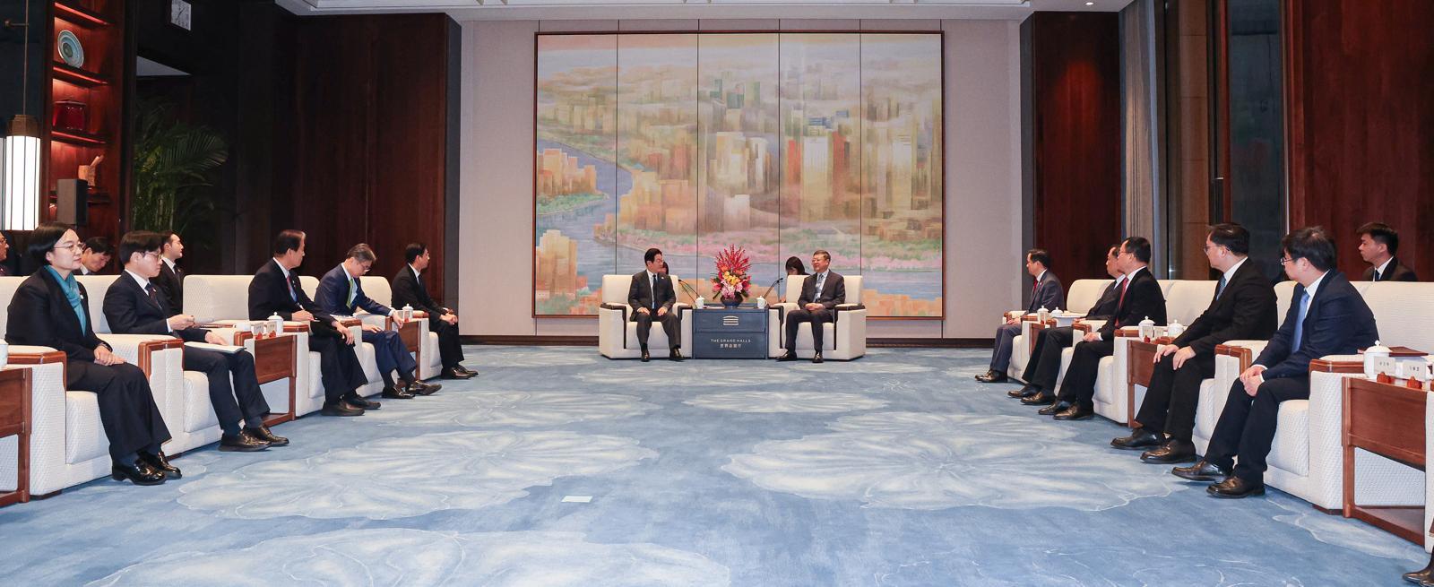 중국을 국빈방문 중인 이재명 대통령과 천지닝 상하이시 당 서기가 6일 상하이 세계회객청에서 열린 만찬 전 사전환담을 하고 있다. 2026.1.6/뉴스1