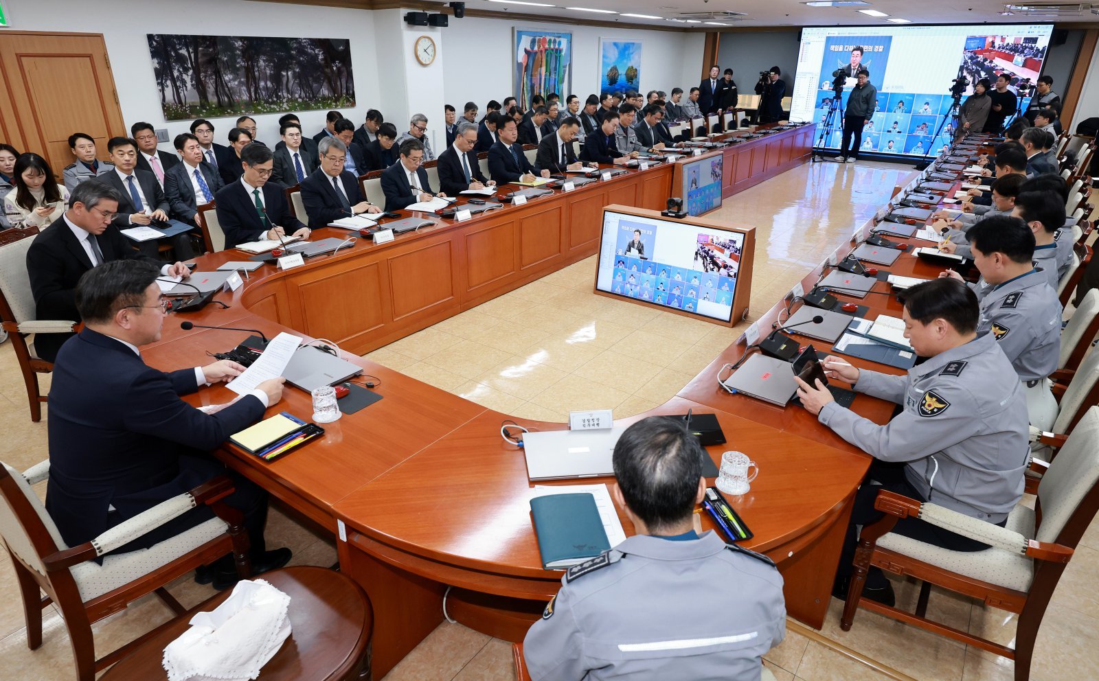 윤호중 행정안전부 장관이 2일 서울 서대문구 경찰청에서 열린 전국 경찰 지휘부 화상회의에 참석해 모두발언을 하고 있다. 뉴스1