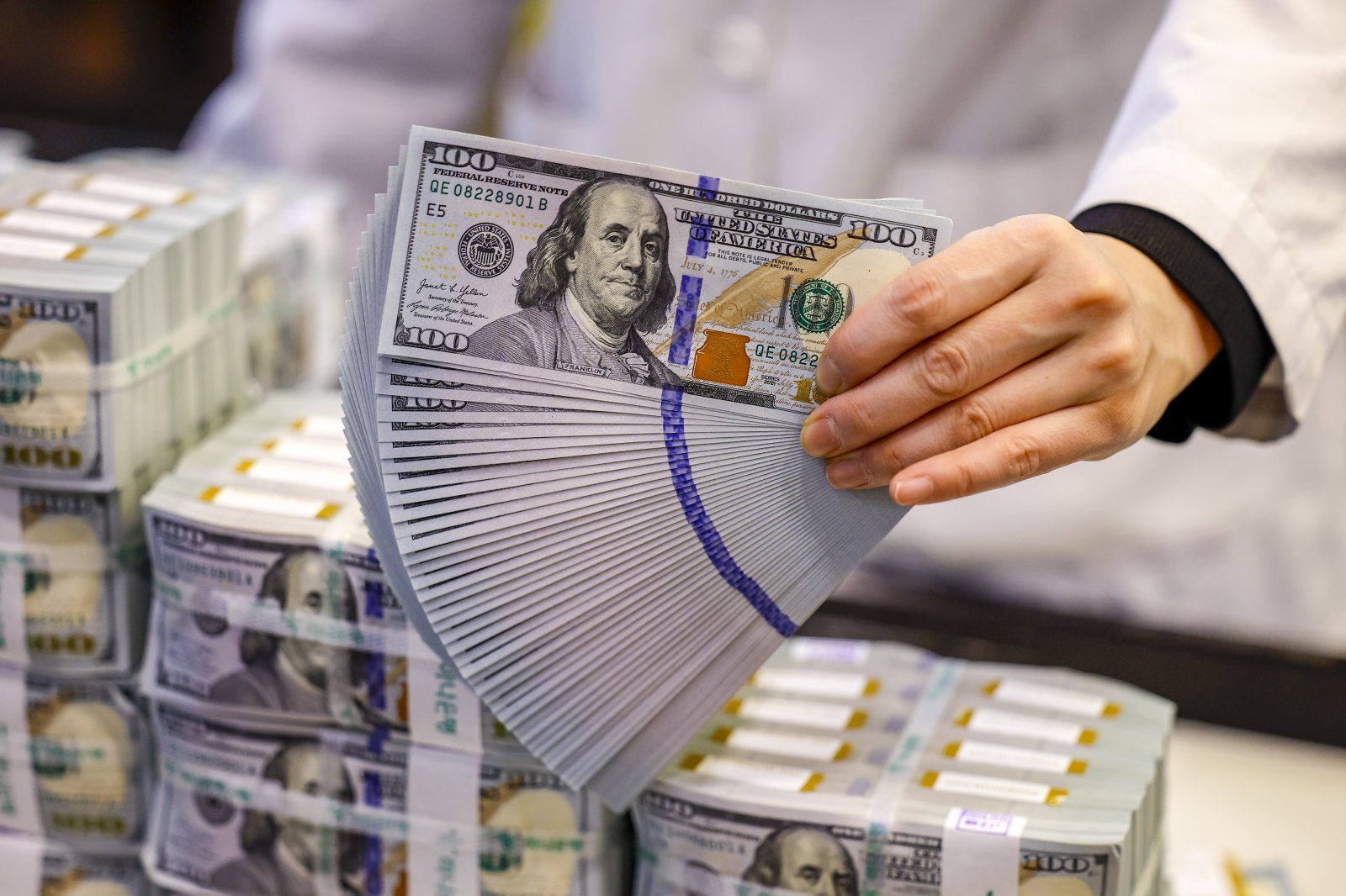6일 서울 중구 하나은행 위변조대응센터에서 직원이 달러를 정리하고 있다. 지난달 우리나라 외환보유액이 7개월 만에 하락 전환하며 두달 만에 다시 4300억 달러 밑으로 내려왔다. 2026.01.06. [서울=뉴시스]