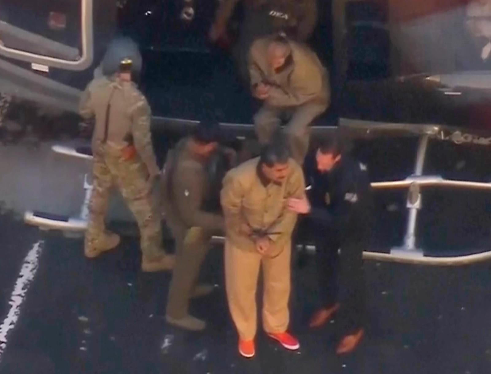 5일(현지 시간) 니콜라스 마두로 베네수엘라 대통령(오른쪽에서 두 번째)과 부인 실리아 플로레스(마두로 뒤)가 미국 뉴욕 맨해튼 남부연방법원에 출석하기 위해 헬기에서 내리고 있다. 뉴욕=AP 뉴시스