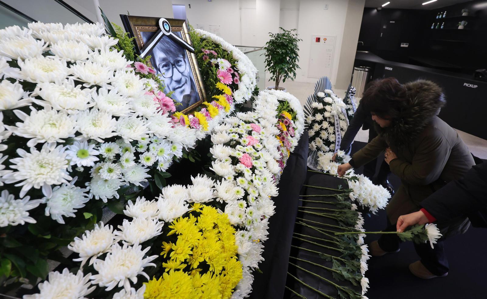 6일 서울 중구 서울영화센터에 마련된 고 안성기 배우 추모 공간을 찾은 시민들. 서울영화센터는 지난해 12월 안성기 배우 회고전을 선보인 바 있다. 뉴시스