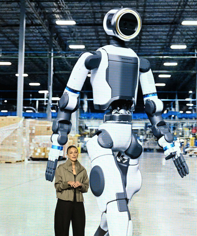 5일(현지 시간) 미국 라스베이거스 만달레이베이 호텔에서 열린 현대차그룹 ‘CES 2026’ 미디어데이에서 아야 더빈 휴머노이드 응용전략 담당이 휴머노이드 ‘아틀라스’를 소개하고 있다. 라스베이거스=뉴스1