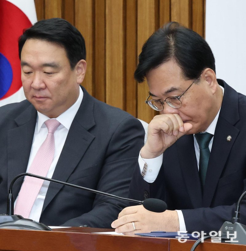 국민의힘 송언석 원내대표(오른쪽)가 6일 국회에서 열린 원내대책회의에 참석해 생각에 잠겨 있다. 송 원내대표는 이날 “정교 유착, 공천 뇌물, 항소 포기 등 이재명 정권의 3대 권력형 범죄 게이트 진상 규명을 위한 2특·1조(2특검·1국정조사)를 신속하게 추진해야 한다”고 밝혔다. 왼쪽은 정희용 사무총장. 이훈구 기자 ufo@donga.com