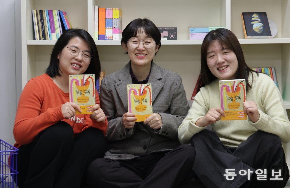 민음사 사내모임 ‘낮술낭독회’엔 회사 생활의 상식을 비트는 세 가지가 있다. 회사 사람을 주말에도 만나고, 띠동갑 넘는 상사를 이름으로 부른다. 게다가 책 만드는 게 일인 사람들이 휴일에 모여 책을 읽는다. 하지만 이런 낯선 장면들이 모여 조직에 기분 좋은 나비효과를 퍼뜨리고 있다. 5일 민음사에서 만난 이한솔, 이정화, 신새벽 편집자(왼쪽부터). 박형기 기자 oneshot@donga.com