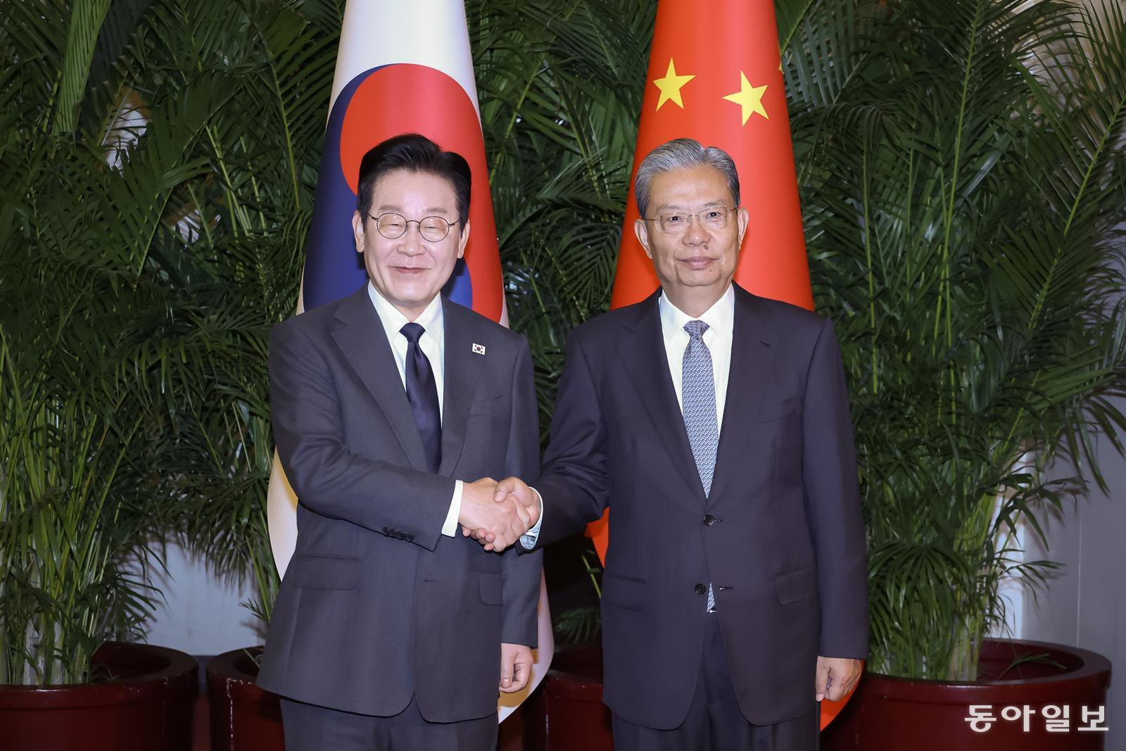 이재명 대통령이 6일 중국 베이징 인민대회당에서 자오러지 전인대 상무위원장의 영접을 받고 있다. 2026.1.5. 청와대사진기자단 베이징=송은석 기자 silverstone@donga.com