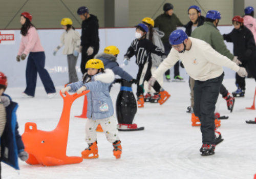 “조심조심… 나도 잡고서 탈까”