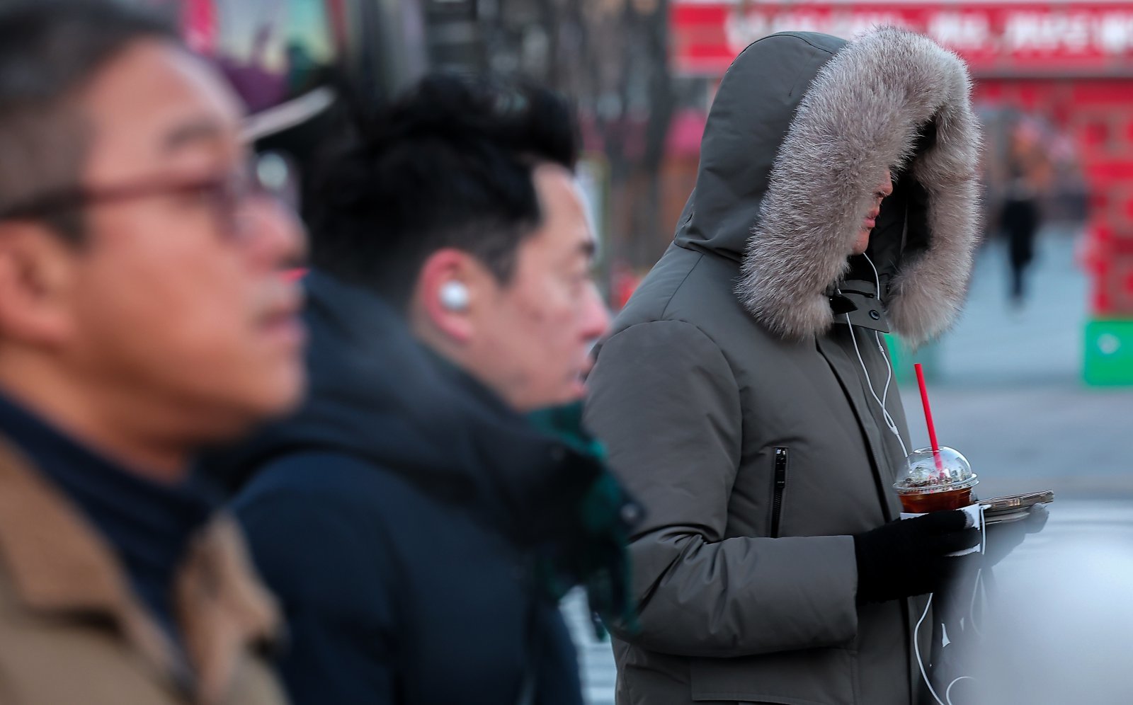 중부 내륙을 중심으로 아침 기온이 크게 떨어지며 영하 10도 안팎의 쌀쌀한 날씨를 보인 6일 오전 서울 종로구 광화문네거리에서 시민들이 출근길 발걸음을 서두르고 있다.  2026.1.6 뉴스1