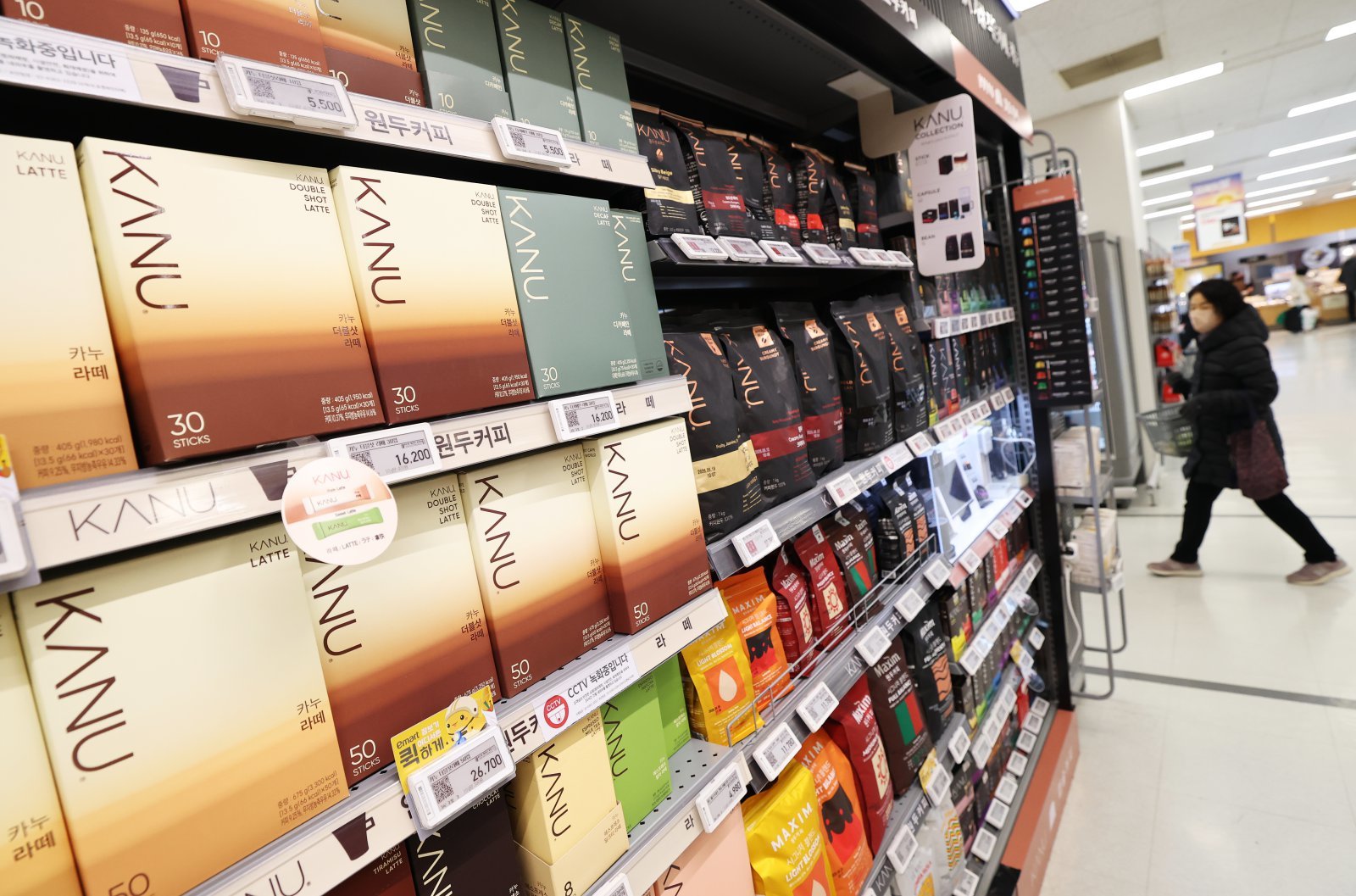 고환율과 주요 원두 생산국의 기후 리스크 여파로 지난해 커피 가격이 큰 폭으로 오른 것으로 나타났다. 6일 국가데이터처 국가통계포털(KOSIS)에 따르면 지난달 커피 소비자물가지수는 143.98(2020년=100)로 집계돼 전년 동월(133.62) 대비 7.8% 상승했다. 사진은 이날 서울시내의 한 대형마트에 진열된 원두커피. 2026.1.6 뉴스1