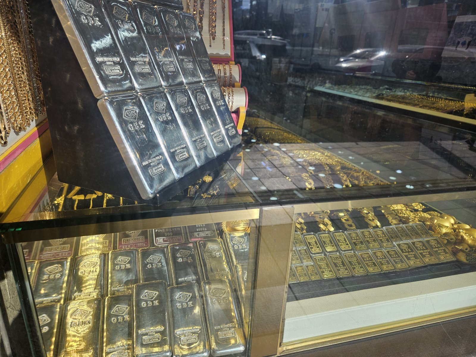 6일 서울 종로구 종로3가 귀금속 거리에 위치한 아이디쥬얼리 매장 앞 진열대에 실버바가 진열돼 있다. 2026.1.6 뉴스1