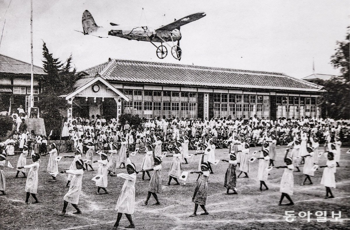 ‘연기학교, 세종학교’ 전시회에 전시된 행사 사진. 세종시 제공