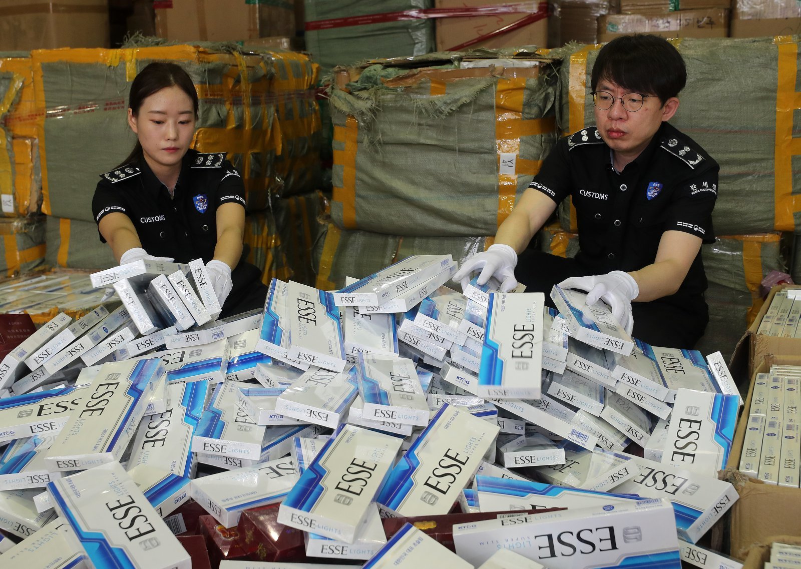 관세청은 2025년 한 해 동안 해외 현지에서 사상 최대 규모인 총 516만 갑(약 103톤 분량)의 밀수 담배를 적발·압수하는 성과를 거두었다. 사진은 2023년 인천 중구 인천본부세관 압수창고에서 세관 관계자들이 압수한 중국산 담배 및 국산담배 위조품. 2023.7.4/뉴스1